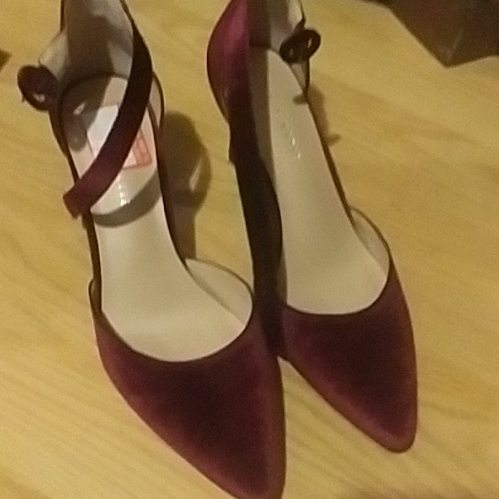 Beautiful pair of burgundy heels